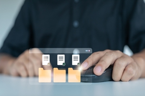Person,Using,A,Computer,Mouse,To,Manage,Digital,Folders,And